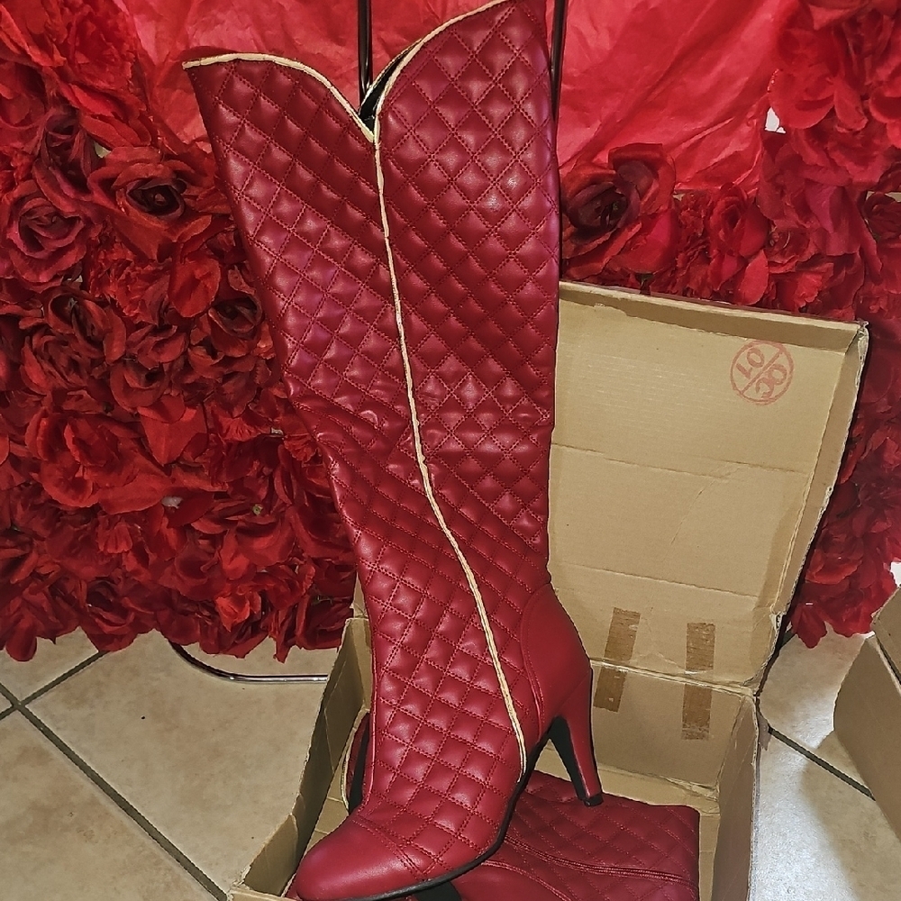 Women's NWT Red Quilted Knee-High Boots Size 8 ½ - Euro 43 (Not Right)